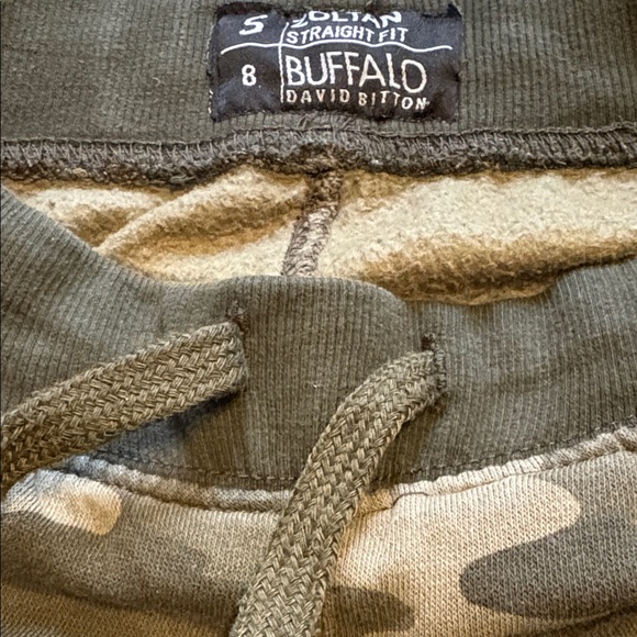 8-year-old Boy’s Clothes Bundle (10 pieces) - Picture 15 of 17